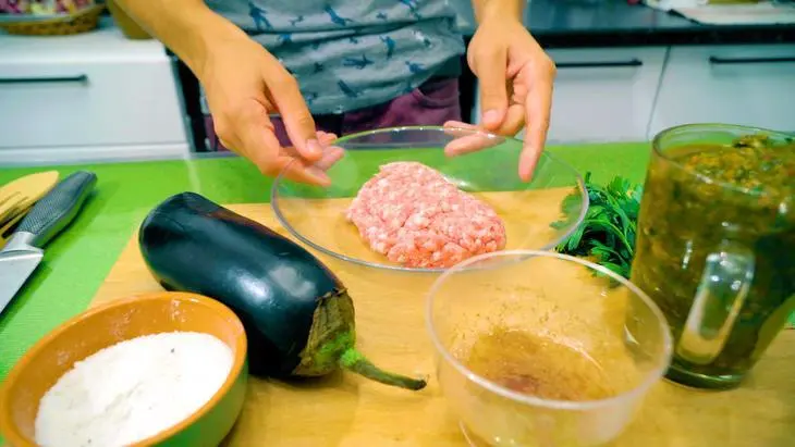 Баклажаны с мясным фаршем и аджикой: шаг 1