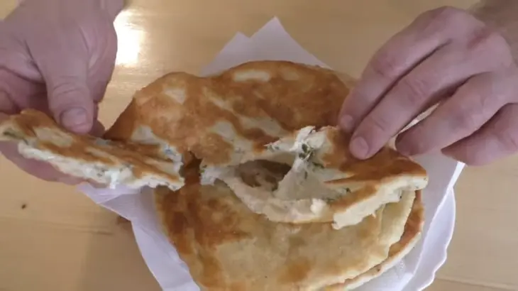 Рецепт слоеной лепешки с начинкой: шаг 7