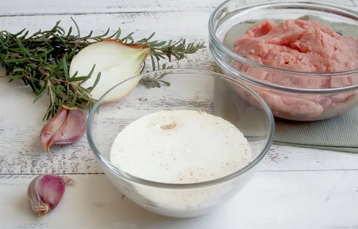Мясной хлеб из индейки с черносливом и розмарином: шаг 1