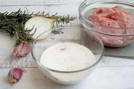 Мясной хлеб из индейки с черносливом и розмарином: шаг 1