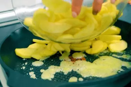 Сдобные пирожки с начинкой из свежих яблок: шаг 6