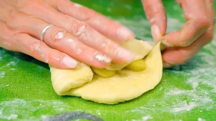 Сдобные пирожки с начинкой из свежих яблок: шаг 8
