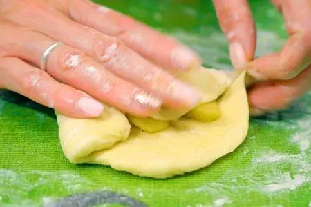Сдобные пирожки с начинкой из свежих яблок: шаг 8