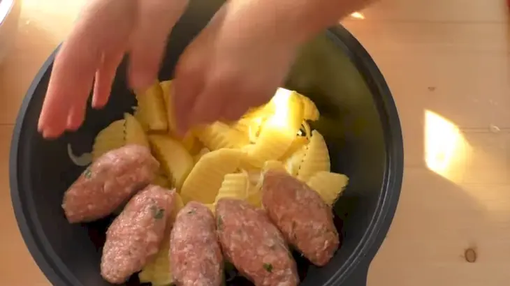 Картошка с котлетами в казане: шаг 4