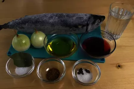 Закуска из замороженной скумбрии: шаг 1