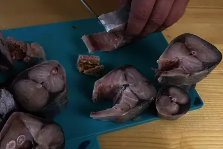 Закуска из замороженной скумбрии: шаг 2