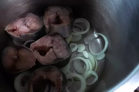Закуска из замороженной скумбрии: шаг 3