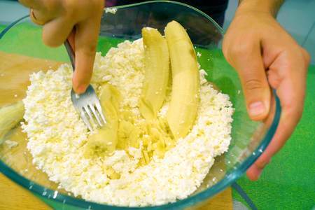 Творожные сырники с бананами на сковороде: шаг 1