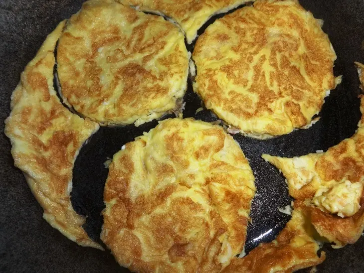 Бургер с омлетом и курицей#америка: шаг 3