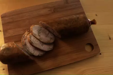 Простой рецепт вкусной домашней колбасы: шаг 7