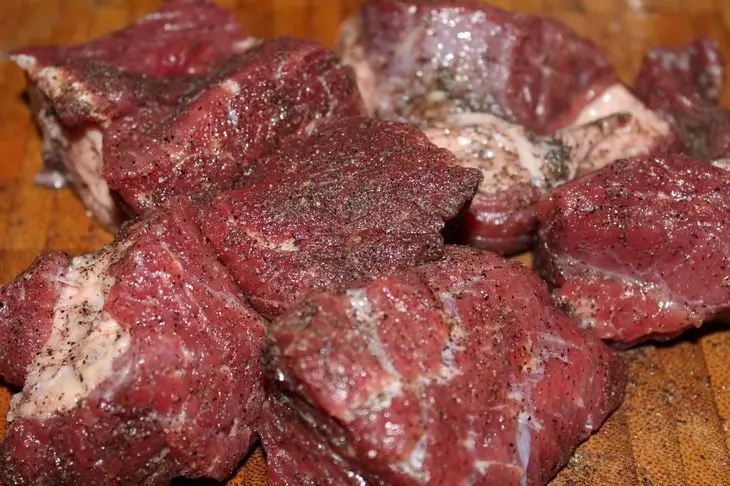 Жаркое из говядины с лесными грибами #россия: шаг 1