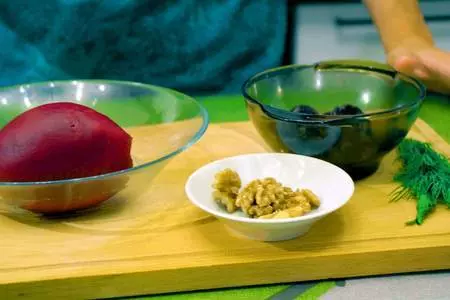 Закусочный свекольный салат с орехом и черносливом: шаг 1