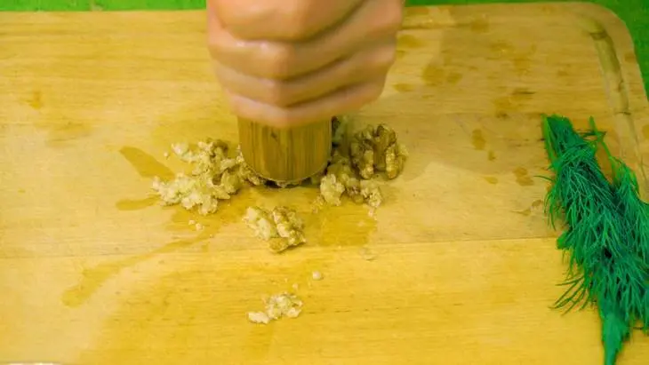 Закусочный свекольный салат с орехом и черносливом: шаг 3