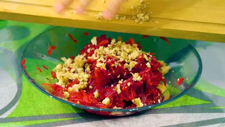 Закусочный свекольный салат с орехом и черносливом: шаг 4