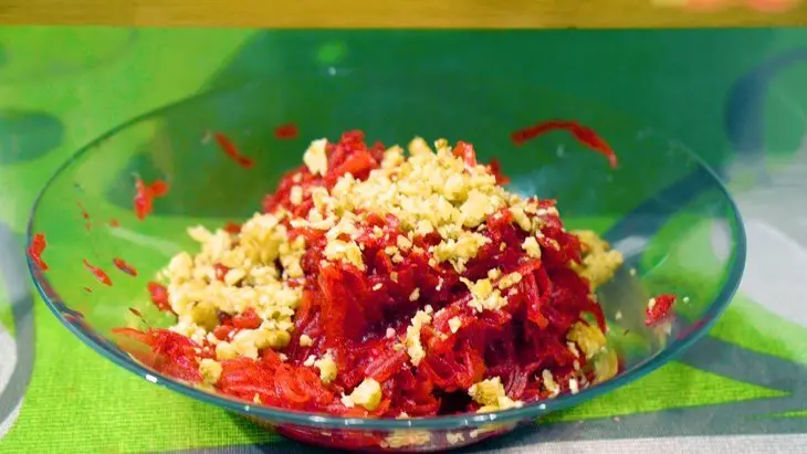 Закусочный свекольный салат с орехом и черносливом: шаг 5
