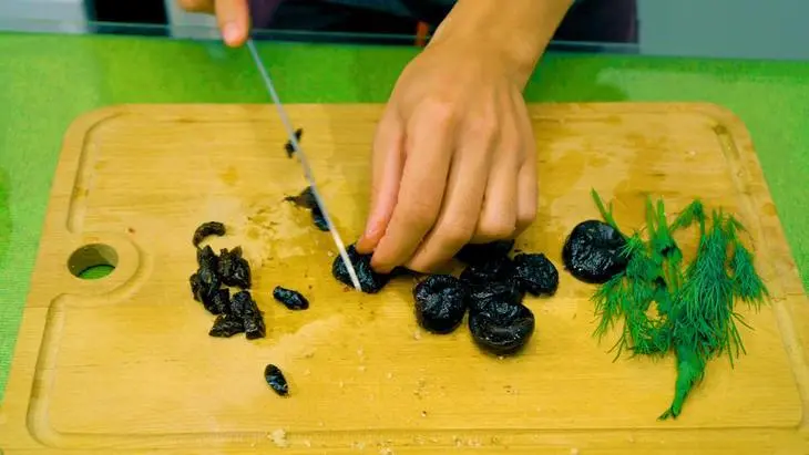 Закусочный свекольный салат с орехом и черносливом: шаг 6