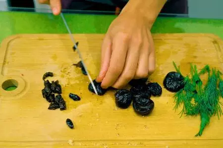 Закусочный свекольный салат с орехом и черносливом: шаг 6