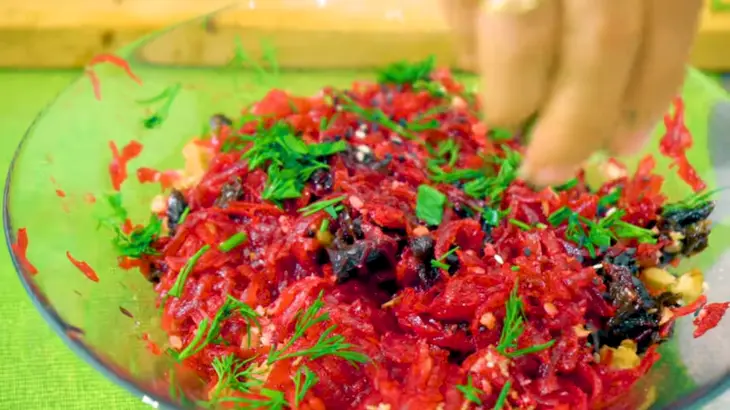 Закусочный свекольный салат с орехом и черносливом: шаг 8