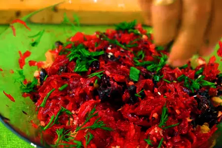 Закусочный свекольный салат с орехом и черносливом: шаг 8