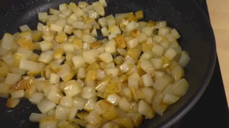 Пирог с грушей и яблоками: шаг 3