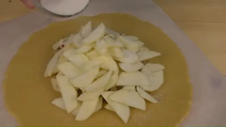 Пирог с грушей и яблоками: шаг 4