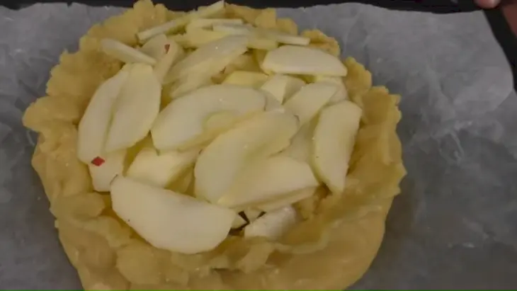 Пирог с грушей и яблоками: шаг 5