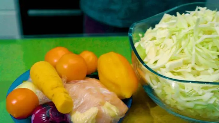 Свежая капуста тушеная с мясом индейки и томатами: шаг 1