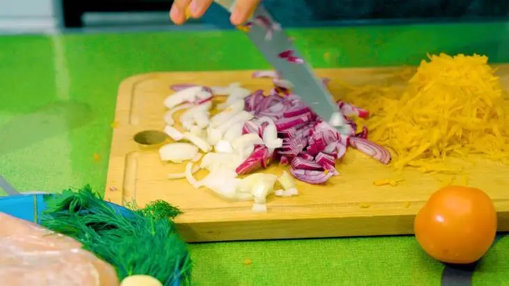 Свежая капуста тушеная с мясом индейки и томатами: шаг 3