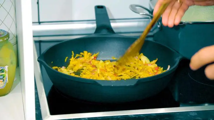 Свежая капуста тушеная с мясом индейки и томатами: шаг 4