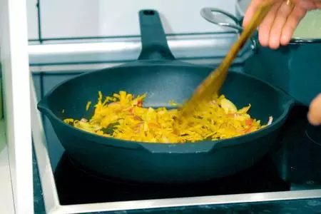 Свежая капуста тушеная с мясом индейки и томатами: шаг 4