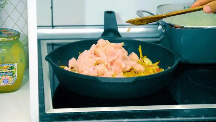 Свежая капуста тушеная с мясом индейки и томатами: шаг 5