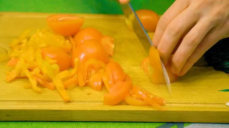 Свежая капуста тушеная с мясом индейки и томатами: шаг 7
