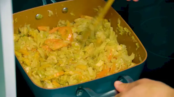 Свежая капуста тушеная с мясом индейки и томатами: шаг 8