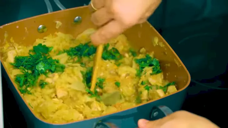 Свежая капуста тушеная с мясом индейки и томатами: шаг 9