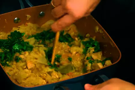 Свежая капуста тушеная с мясом индейки и томатами: шаг 9