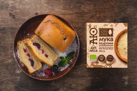 Кекс из кедровой муки с ягодами: шаг 5