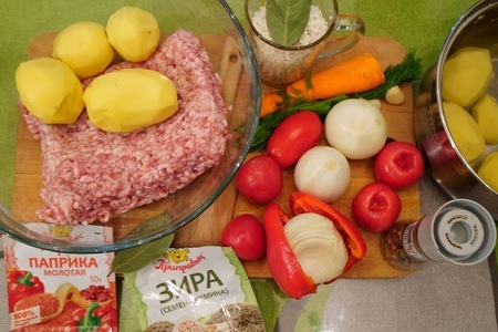 Быстрый тефтелевый суп с картошкой и томатами: шаг 1