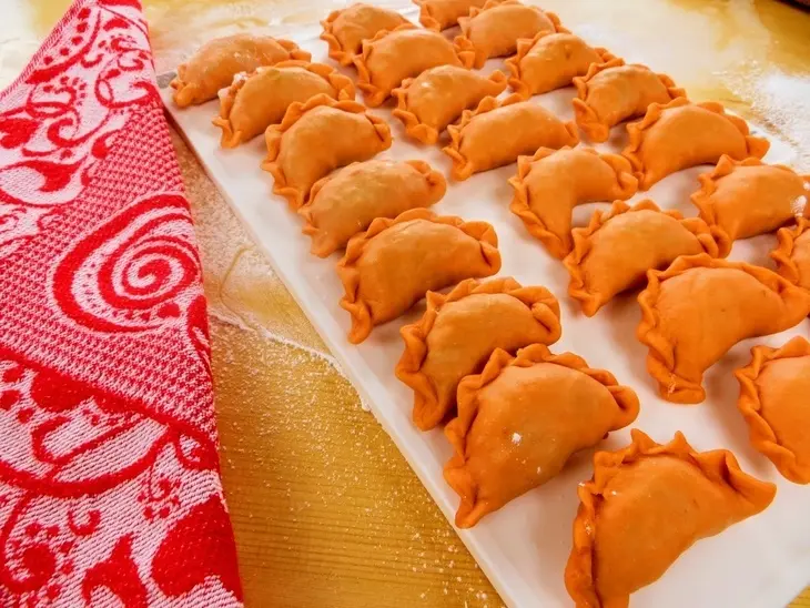 Вареники на томатном тесте: шаг 5