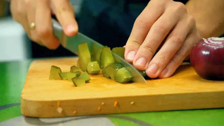 Салат из копченой скумбрии с маринованными огурцами: шаг 1