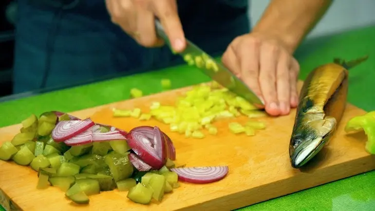 Салат из копченой скумбрии с маринованными огурцами: шаг 3
