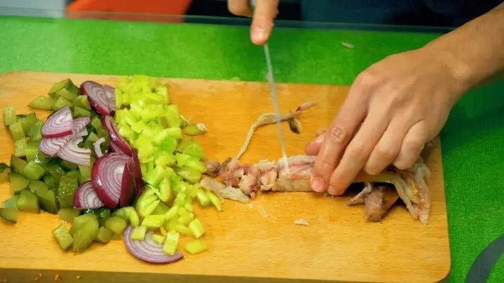 Салат из копченой скумбрии с маринованными огурцами: шаг 4