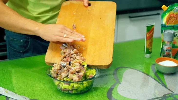 Салат из копченой скумбрии с маринованными огурцами: шаг 5