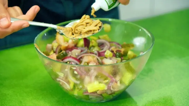 Салат из копченой скумбрии с маринованными огурцами: шаг 6