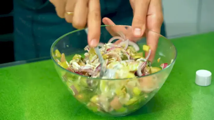 Салат из копченой скумбрии с маринованными огурцами: шаг 7