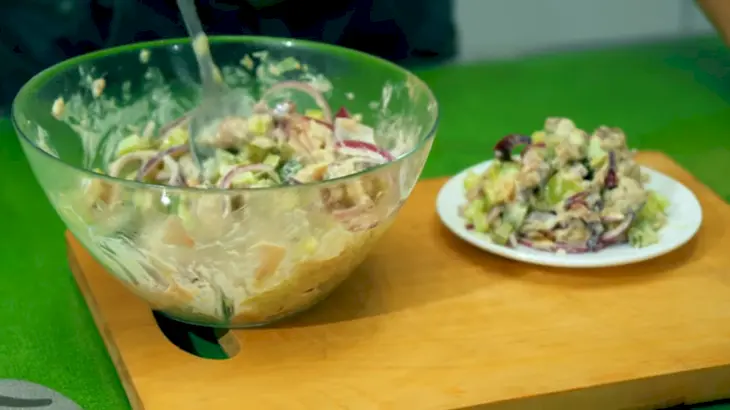 Салат из копченой скумбрии с маринованными огурцами: шаг 8