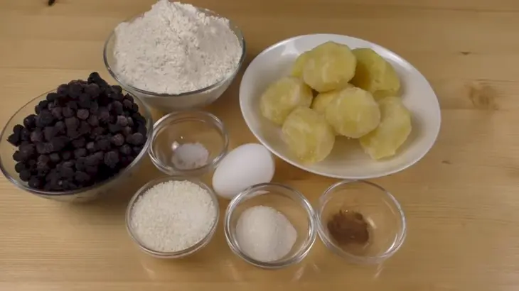 Картофельные клецки с кокосом и черникой: шаг 1