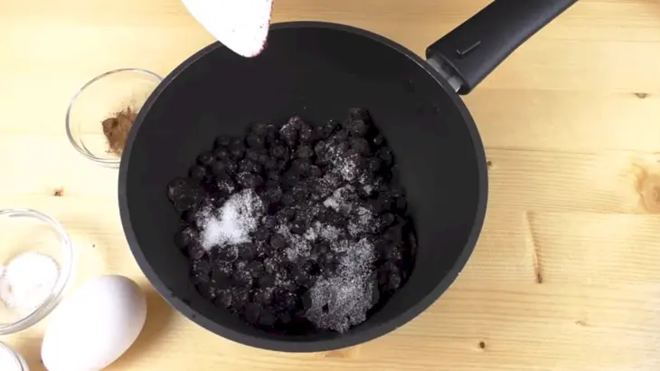 Картофельные клецки с кокосом и черникой: шаг 2