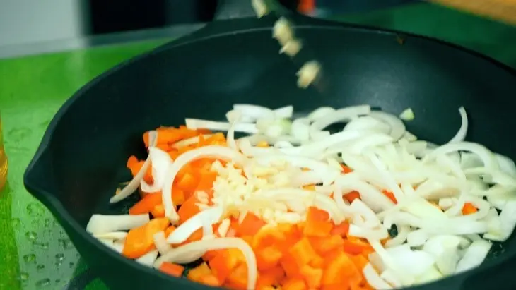 Суп-пюре из кабачка с помидорами и сливками: шаг 4