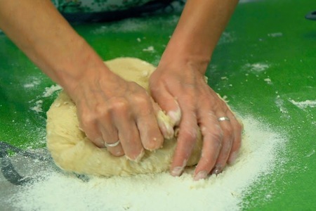 Пирожки с капустной начинкой в духовке: шаг 4