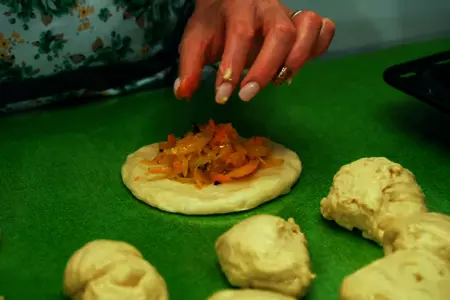 Пирожки с капустной начинкой в духовке: шаг 7